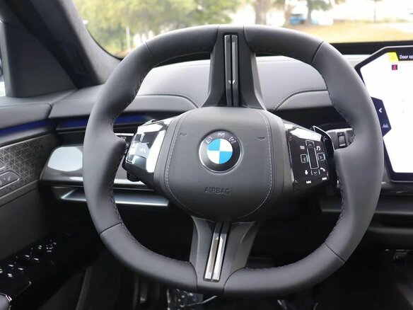 2026 BMW 7 серии 740 xDrive VII (G70) Рестайлинг, чёрный, 15973868 рублей - вид 12