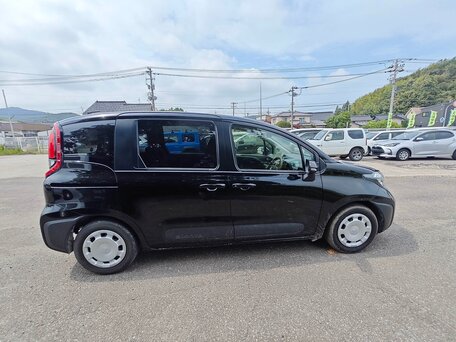 2023 Toyota Sienta III, чёрный, 1340000 рублей, вид 3
