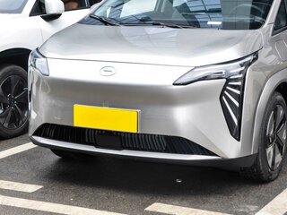 2026 Aion Y Plus 68.2 kWh, серебристый, 2223920 рублей, вид 3