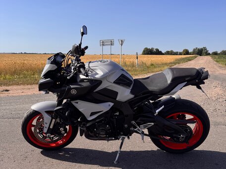 2020 Yamaha MT-10, серебристый, 1055354 рублей, вид 3