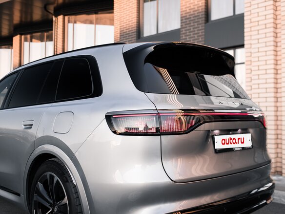 2025 Aito M8 53.4 kWh I, серебристый, 8000000 рублей - вид 12