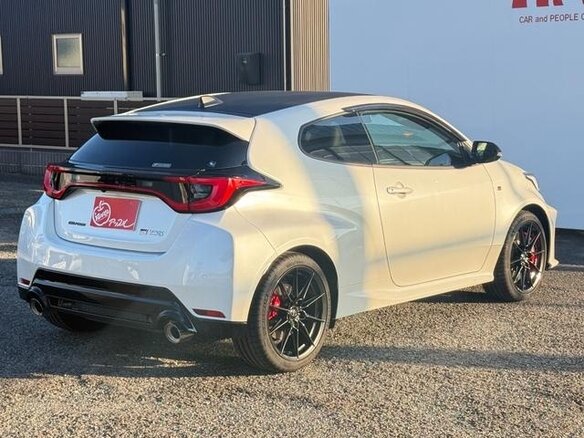 2025 Toyota Yaris IV Рестайлинг, белый, 4980000 рублей - вид 2