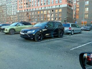2017 Volkswagen Touareg II Рестайлинг, чёрный, 4500000 рублей, вид 3