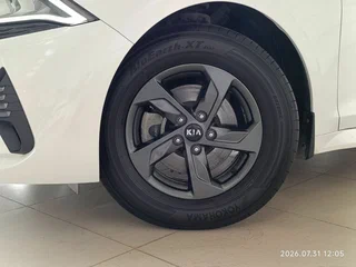 2020 Kia K5 III, белый, 2475000 рублей, вид 4