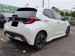 2023 Toyota Yaris IV, белый, 1180000 рублей, вид 4