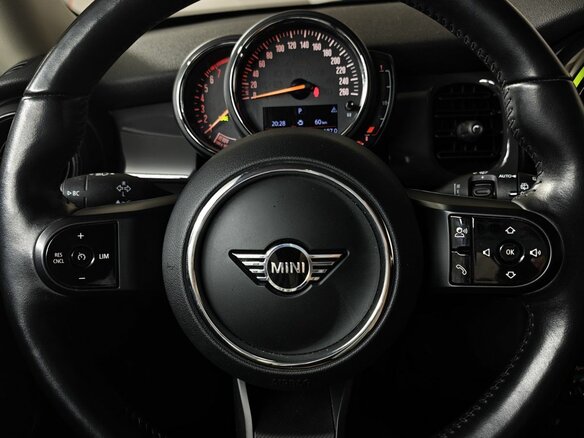 2022 Mini Hatch Cooper III (F55/F56) Рестайлинг 2, серый, 2600000 рублей - вид 18