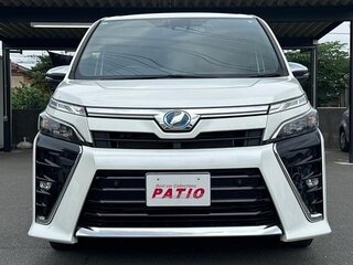 2021 Toyota Voxy III (R80) Рестайлинг, белый, 1800000 рублей, вид 2
