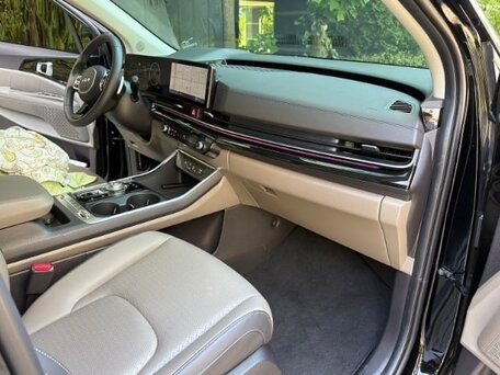 2023 Kia Carnival IV Рестайлинг, чёрный, 6323000 рублей, вид 4