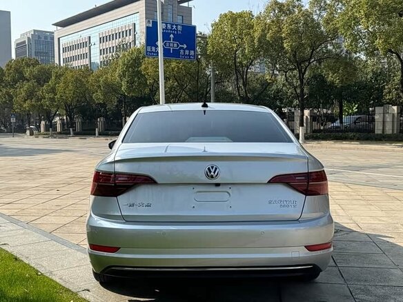 2021 Volkswagen Jetta VII Рестайлинг, серебристый, 1700000 рублей - вид 5