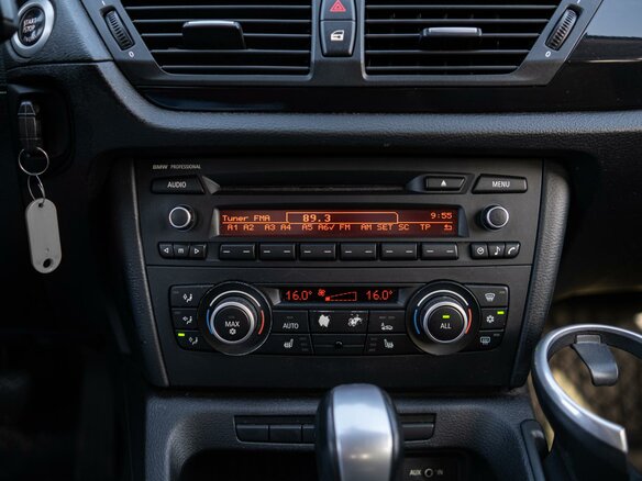 2011 BMW X1 18i I (E84), коричневый - вид 12