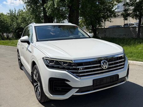 2018 Volkswagen Touareg III, белый, 5200000 рублей, вид 4
