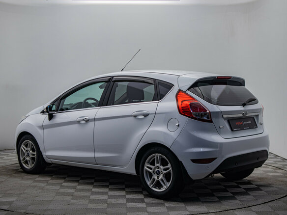 2016 Ford Fiesta Mk6 Рестайлинг, белый - вид 2