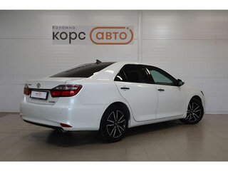 2017 Toyota Camry VII (XV50) Рестайлинг 2, белый, 2080000 рублей, вид 3