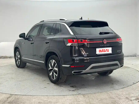 2022 Volkswagen Tayron I, чёрный, 2140000 рублей, вид 4
