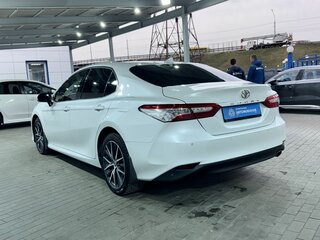 2021 Toyota Camry VIII (XV70) Рестайлинг, белый, 3349000 рублей, вид 3