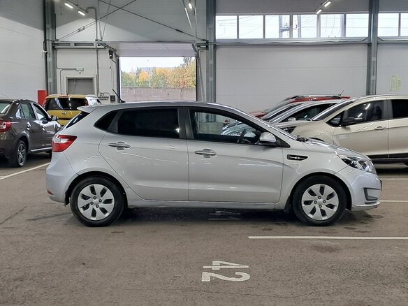 2012 Kia Rio III, серебристый, 555000 рублей - вид 3