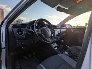 2015 Toyota Auris II Рестайлинг, серебристый, 1450000 рублей, вид 4
