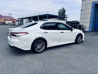 2019 Toyota Camry VIII (XV70), белый, 2890000 рублей, вид 2