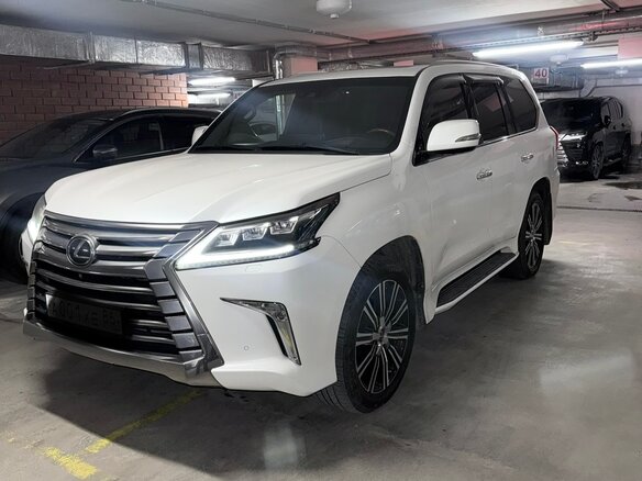 2017 Lexus LX 570 III Рестайлинг 2, белый, 9750000 рублей