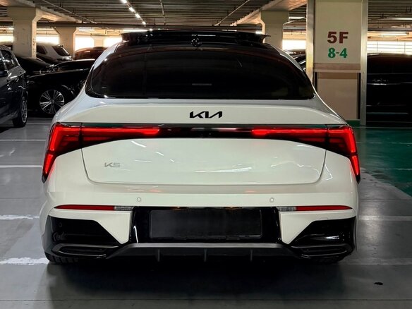 2023 Kia K5 III Рестайлинг, белый, 3130000 рублей - вид 4