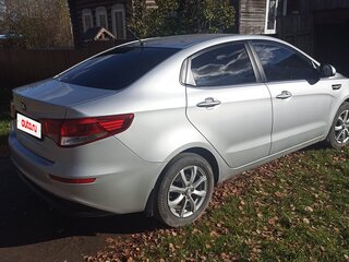 2015 Kia Rio III Рестайлинг, серебристый, 693000 рублей, вид 4