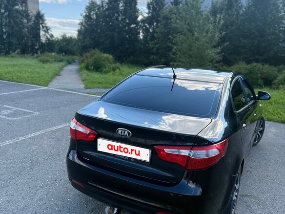 2013 Kia Rio 5-speed III, чёрный, 820000 рублей - вид 3