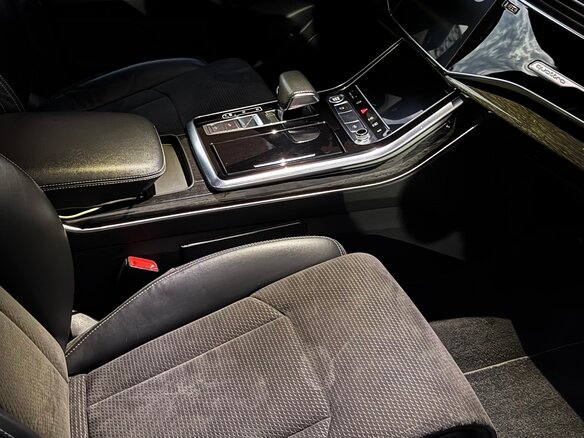 2019 Audi Q8 55 TFSI I (4M), серый, 4990000 рублей - вид 8