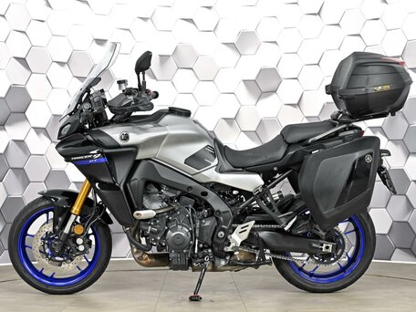 2022 Yamaha MT-09 Tracer (FJ-09), серебристый, 1399000 рублей, вид 4