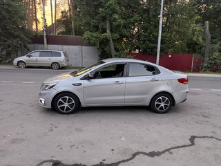 2016 Kia Rio III Рестайлинг, серебристый, 600000 рублей, вид 1