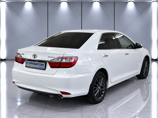2016 Toyota Camry VII (XV50) Рестайлинг, белый, 2050000 рублей, вид 4
