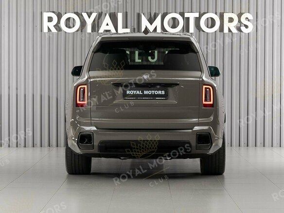 2025 Rolls-Royce Cullinan Black Badge I Рестайлинг (Series II), серый, 61900000 рублей - вид 3