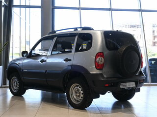 2015 Chevrolet Niva I Рестайлинг, серебристый, 650000 рублей, вид 4