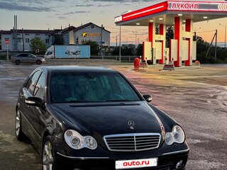 2004 Mercedes-Benz C-Класс 240 II (W203) Рестайлинг, чёрный, 700000 рублей, вид 1