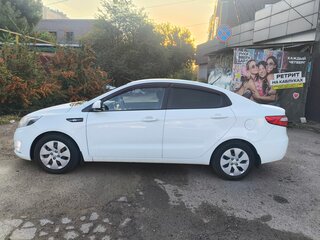 2013 Kia Rio 5-speed III, белый, 640000 рублей, вид 3