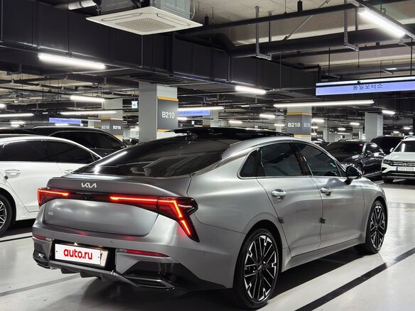2025 Kia K5 LPi III Рестайлинг, серый - вид 3