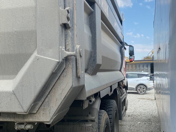 2024 Sinotruk Howo ZZ3327, красный - вид 3
