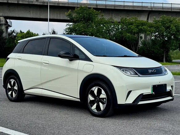 2023 BYD Dolphin 44.9 kWh I, белый, 1279018 рублей - вид 2