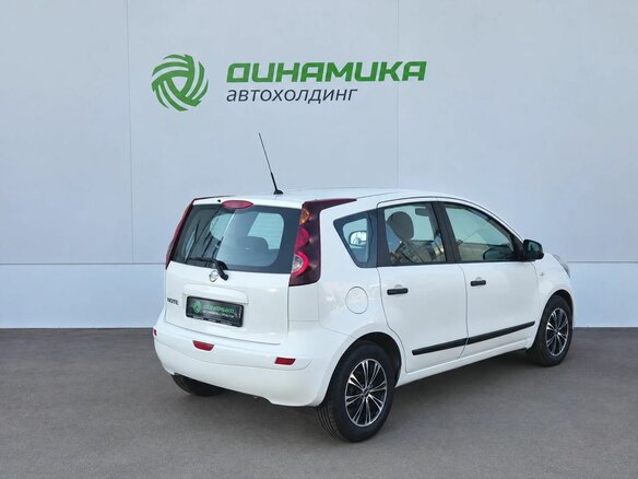 2013 Nissan Note I Рестайлинг, белый, 565000 рублей - вид 4