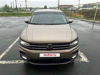 2018 Volkswagen Tiguan II, золотистый, 2800000 рублей, вид 4