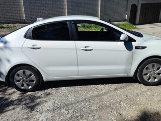 2013 Kia Rio 5-speed III, белый, 850000 рублей, вид 3
