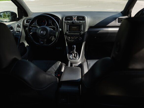 2011 Volkswagen Golf R VI, чёрный, 1550000 рублей - вид 8