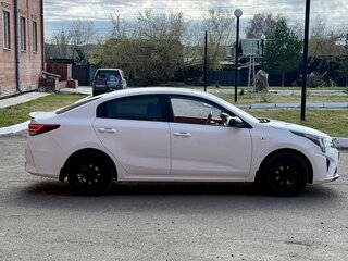 2020 Kia Rio IV Рестайлинг, белый, 1500000 рублей, вид 3