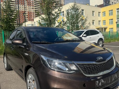 2015 Kia Rio III Рестайлинг, коричневый, 830000 рублей, вид 3