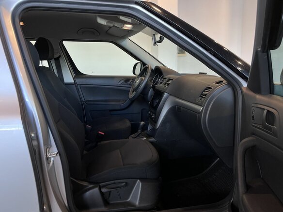 2015 Skoda Yeti I Рестайлинг, серебристый - вид 27