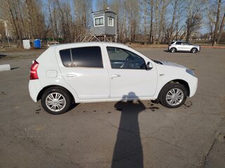 2013 Renault Sandero I, белый, 420000 рублей, вид 4