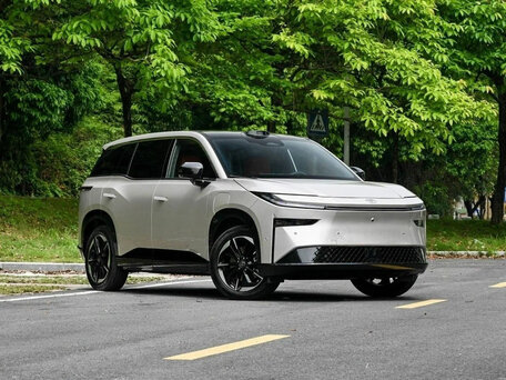 2026 Toyota bZ3X 58.3 kWh, серебристый, 2780000 рублей, вид 2