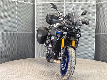2022 Yamaha MT-09 Tracer (FJ-09), серебристый, 1399000 рублей, вид 3