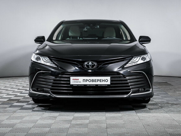 2021 Toyota Camry VIII (XV70) Рестайлинг, чёрный, 3175000 рублей - вид 1