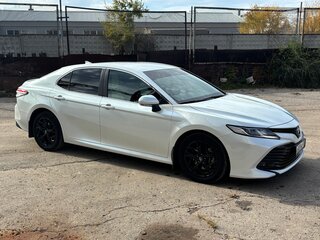 2018 Toyota Camry VIII (XV70), белый, 2650000 рублей, вид 2