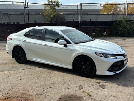 2018 Toyota Camry VIII (XV70), белый, 2650000 рублей, вид 2